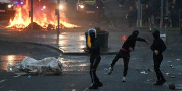 Panică în Ballymena: Românii fug din orașul nord-irlandez devastat de revolte anti-imigranți, după un presupus atac sexual