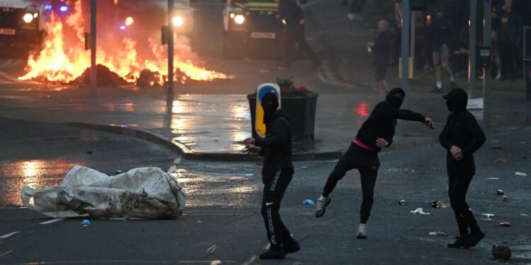 Panică în Ballymena: Românii fug din orașul nord-irlandez devastat de revolte anti-imigranți, după un presupus atac sexual