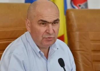 Bolojan blochează licitațiile de stat pentru șase luni, dar lovește și sectorul privat