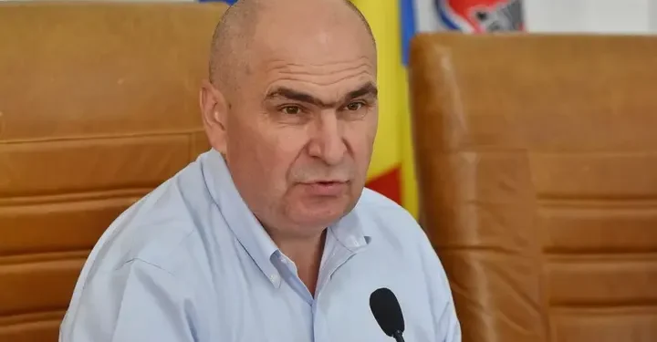 Bolojan blochează licitațiile de stat pentru șase luni, dar lovește și sectorul privat