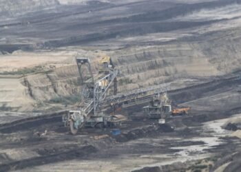 Chinezii care au dat târcoale cărbunelui din Rovinari cumpără parcuri solare