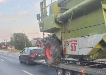 Spectacol pe șoselele patriei: un Seat tractează o combină de 8,5 tone!