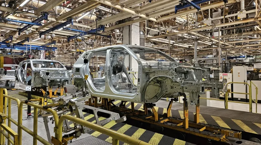 Uzina Dacia crește robotizarea și renunță la salariați, cu compensații generoase