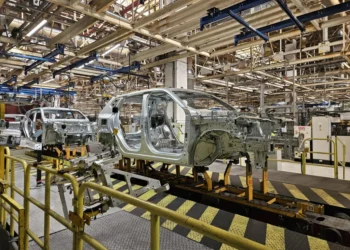 Uzina Dacia crește robotizarea și renunță la salariați, cu compensații generoase