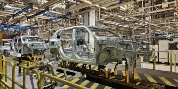 Uzina Dacia crește robotizarea și renunță la salariați, cu compensații generoase