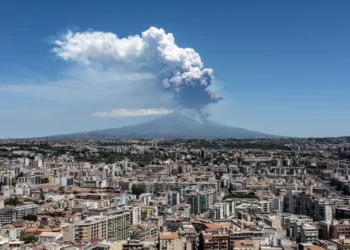 Erupție spectaculoasă pe Etna: Coloane uriașe de lavă și cenușă au fost vizibile de la zeci de kilometri distanță