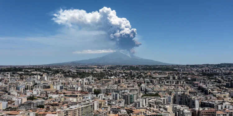 Erupție spectaculoasă pe Etna: Coloane uriașe de lavă și cenușă au fost vizibile de la zeci de kilometri distanță