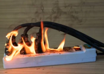 Incendiu la un peco din Bălești! Flăcări într-o cameră de supraveghere video – intervenție rapidă a pompierilor