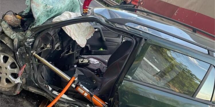 Mașină făcută zob de camion pe DN7