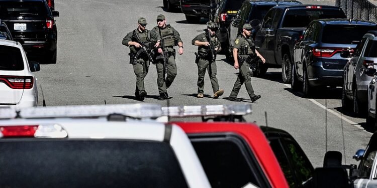 Doi pompieri uciși și unul rănit într-o ambuscadă armată în timp ce luptau cu flăcările