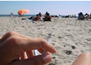 Țara din Europa care a interzis fumatul pe plajă. Cât este amenda!