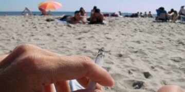 Țara din Europa care a interzis fumatul pe plajă. Cât este amenda!