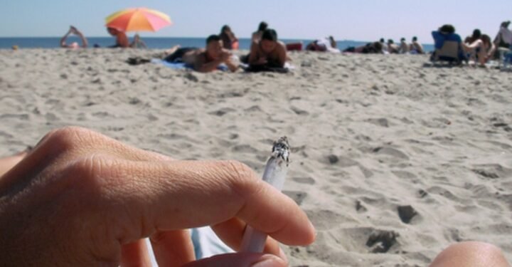 Țara din Europa care a interzis fumatul pe plajă. Cât este amenda!