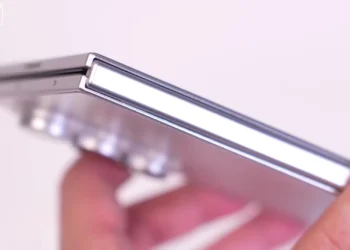 Galaxy Z Fold7 – mai subțire, mai ușor. O machetă neoficială dezvăluie designul viitorului pliabil Samsung