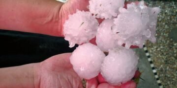 Furtuni violente în Franța, frontul atmosferic vine spre România