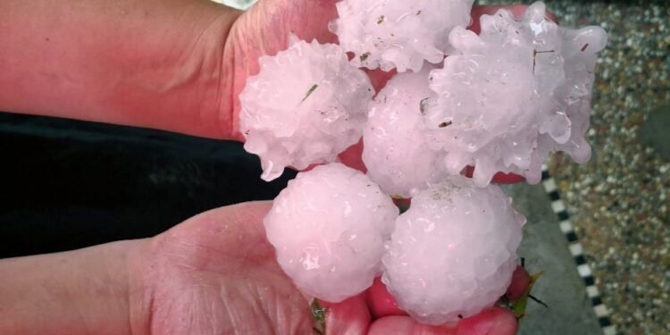 Furtuni violente în Franța, frontul atmosferic vine spre România