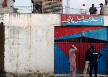 Peste 100 de deținuți au fugit din închisoare în urma unui cutremur