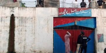 Peste 100 de deținuți au fugit din închisoare în urma unui cutremur