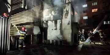 Explozie urmată de incendiu în apropierea unui cămin studențesc