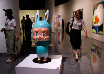 Frenezia Labubu: o păpușă de 5 metri s-a vândut cu 170.000 de dolari