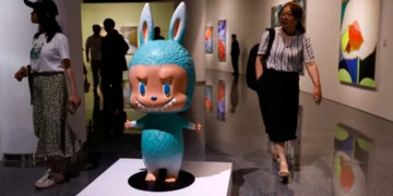 Frenezia Labubu: o păpușă de 5 metri s-a vândut cu 170.000 de dolari