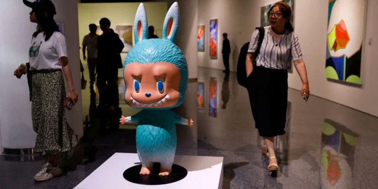 Frenezia Labubu: o păpușă de 5 metri s-a vândut cu 170.000 de dolari