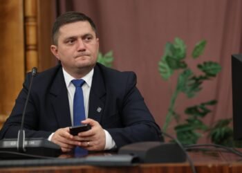 Pachet suspect sub mașina unui lider USR