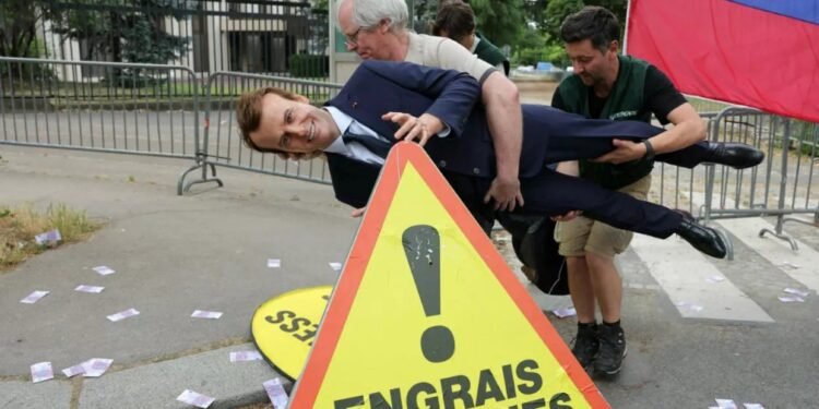 Greenpeace a furat statuia de ceară a lui Emmanuel Macron