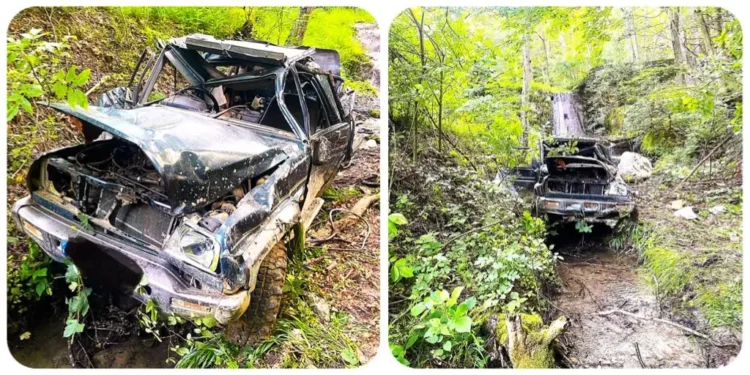 Autoturism căzut într-o râpă