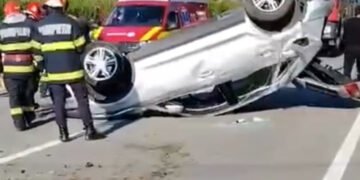 Mașină răsturnată, trafic blocat