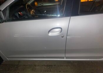 Doi copii au desenat cu cuiul pe mașină. Părinții, buni de plată!