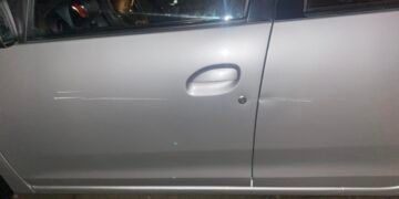 Doi copii au desenat cu cuiul pe mașină. Părinții, buni de plată!