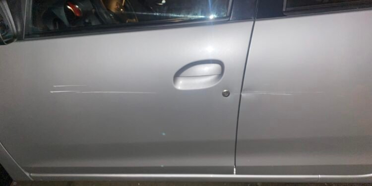 Doi copii au desenat cu cuiul pe mașină. Părinții, buni de plată!