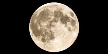 O descoperire uluitoare pe Lună: „Turnul întunecat” sfidează logica științifică