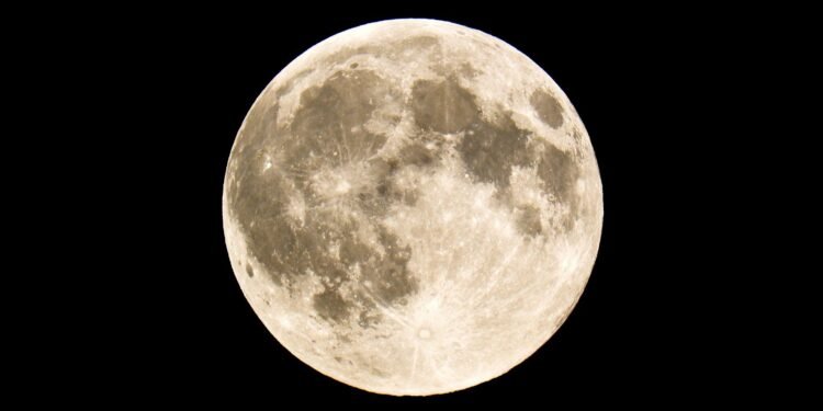 O descoperire uluitoare pe Lună: „Turnul întunecat” sfidează logica științifică