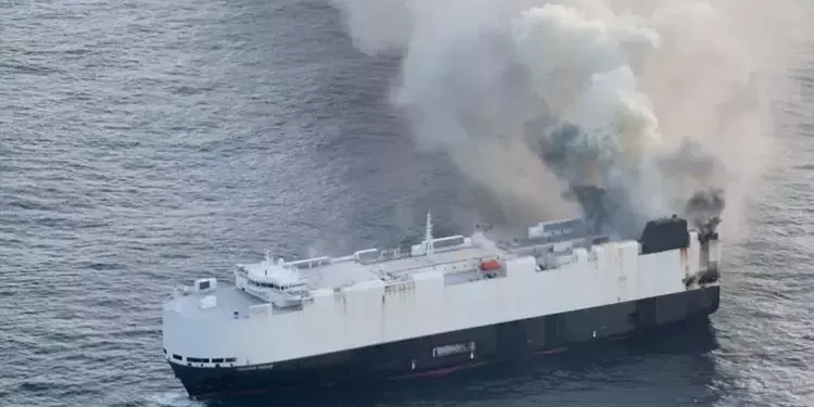 Mii de mașini noi, mistuite de flăcări