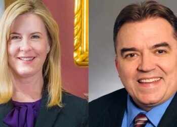 Doi parlamentari democrați, împușcați în propriile locuințe de un fals polițist