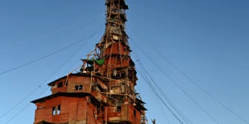 A înălțat o „piramidă” de 10 etaje în mijlocul unei stațiuni de lux: „La început a fost practic, apoi a devenit pasiune”