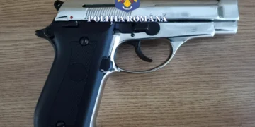Doi minori au tras pe stradă cu un pistol găsit „pe câmp”