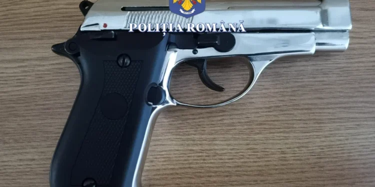 Doi minori au tras pe stradă cu un pistol găsit „pe câmp”