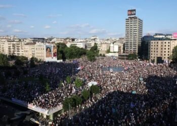 Zeci de mii de protestatari cer demisia lui Vucic și alegeri anticipate