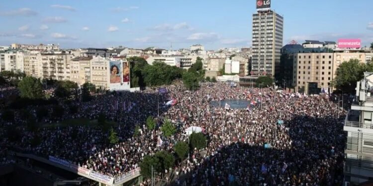 Zeci de mii de protestatari cer demisia lui Vucic și alegeri anticipate