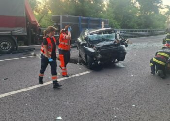 Un șofer de 85 de ani a intrat cu mașina într-un autotren