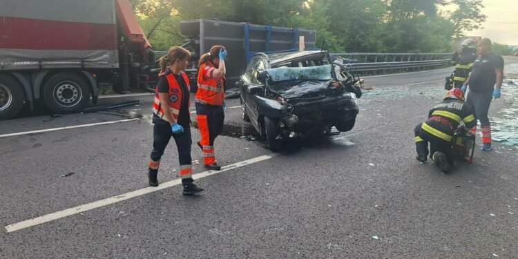 Un șofer de 85 de ani a intrat cu mașina într-un autotren