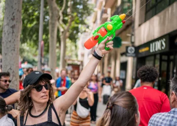 Barcelona și Mallorca: Localnicii îi stropesc cu pistoale cu apă pe turiști în semn de revoltă