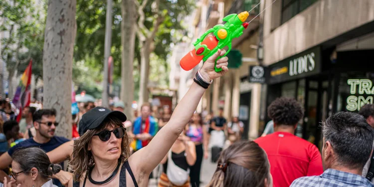 Barcelona și Mallorca: Localnicii îi stropesc cu pistoale cu apă pe turiști în semn de revoltă