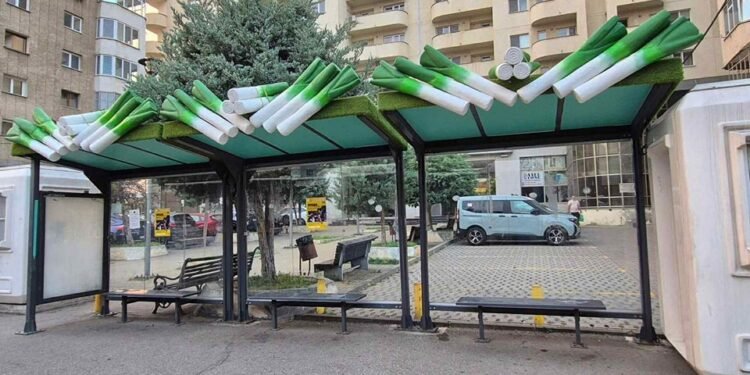 Stațiile de autobuz din Craiova – între transport public și… poftă de ciorbă!