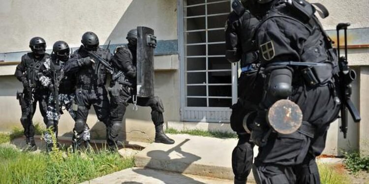 Român extrădat în SUA recunoaște că a orchestrat o rețea globală de „swatting” și amenințări cu bombă