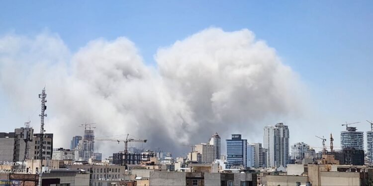 Israel a efectuat atacuri aeriene asupra Teheranului: coloane masive de fum și ținte militare avansate vizate