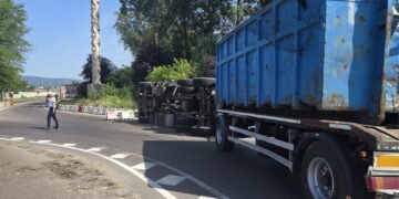 Un camion cu role de cauciuc s-a răsturnat, marfa nu era asigurată corespunzător
